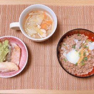 温玉のせピリ辛鶏そぼろ丼